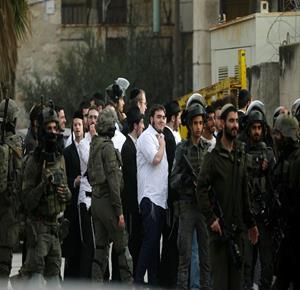 مستعمرون بحماية جيش الاحتلال يقتحمون البلدة القديمة في الخليل